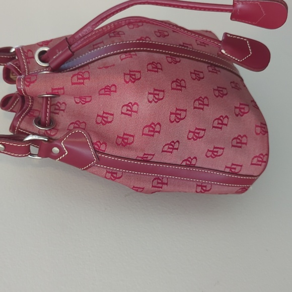 VINTAGE DOONEY & BOURKE RED SIGNATURE MINI DRAWSTRING BUCKET HANDBAG - Picture 4 of 15
